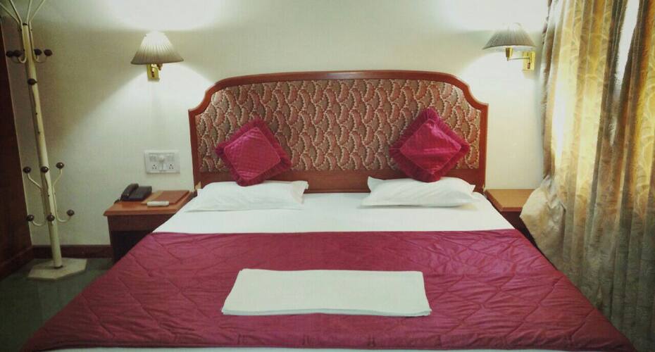 Hotel Yadgar, Surat 2